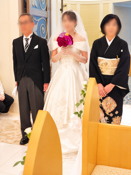 温かな礼拝堂の花嫁と両親.png